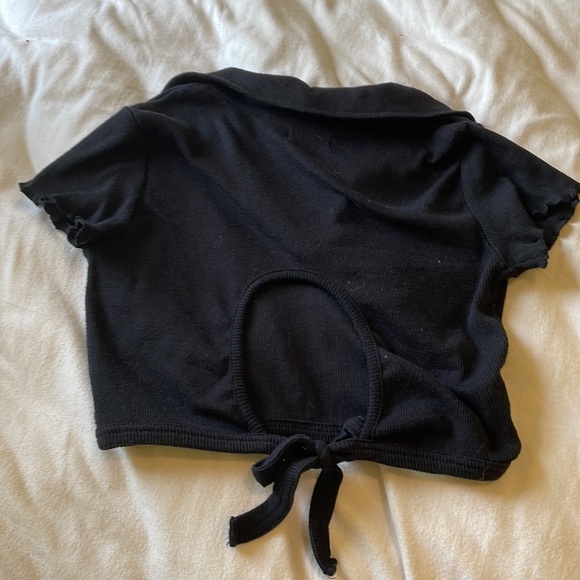 Black crop top with collar. - Picture 2 of 2